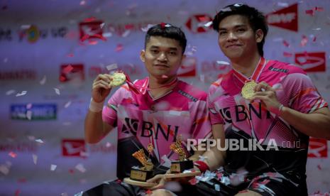 Ganda putra Indonesia Daniel Marthin dan Leo Rolly Carnando berfoto usai penyerahan medali Daihatsu Indonesia Masters 2023 di Istora Gelora Bung Karno, Senayan, Ahad (29/1/2023). Ganda putra menjadi sektor yang paling berpeluang meraih gelar juara di All England.