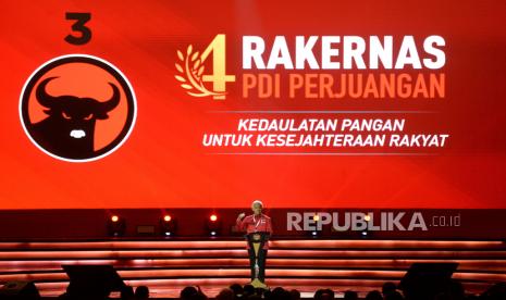 Bakal Calon Presiden Ganjar Pranowo berpidato dalam pembukaan Rakernas IV PDIP di JIExpo Kemayoran, Jakarta, Jumat (29/9/2023). Rakernas IV PDIP tersebut mengangkat tema Kedaulatan Pangan Untuk Kesejahteraan Rakyat Indonesia. Rakernas akan berlangsung hingga Ahad (1/10/2023). 