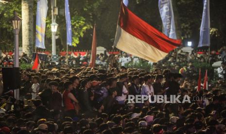 Sejumlah suporter Timnas Indonesia saat menonton pertandingan Timnas Indonesia melawan Uzbekistan pada babak semi final Piala Asia U-23 di Balai Kota Bogor, Jawa Barat, Senin (29/4/2024). Pelaksanaan nonton bareng pertandingan sepak bola antara Timnas Indonesia melawan Uzbekistan yang diadakan di Balai Kota Bogor tersebut dihadiri oleh ribuan suporter.