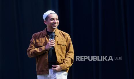  Habib Husein Jafar Al Hadar menyampaikan tausiyah pada gelaran Republika Festival Hijriah di Gedung Jatim Expo, Surabaya, Jawa Timur, Kamis (10/8/2023). Gelaran Republika Festival Hijriah kali ini merupakan gelaran penutup dari rangkaian tur di sembilan kota. Berdasarkan data dari Ketua Pelaksana Bayu Hermawan mengatakan, jumlah kuota penonton di Surabaya mencapai 2.500 kursi untuk penonton yang telah melakukan registrasi online, sementara jumlah penonton dari 9 kota sebanyak 21.368 orang. Republika Festival Hijriah merupakan agenda perdana yang diselenggarakan oleh Republika bersama Kamar Dagang dan Industri (KADIN) Komite Tiongkok dengan menyajikan beragam kegiatan yakni tausiyah dari Habib Husein Jafar Al Hadar, Bazar UMKM serta pertunjukan kesenian Xinjiang dari komunitas muslim Xinjiang.