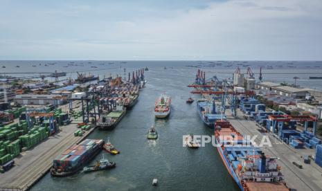 Foto udara kapal yang mengangkut peserta mudik gratis sepeda motor naik kapal laut (ilustrasi). Bupati Sumenep membantah adanya kabar terjadi pungli di program mudik gratis.