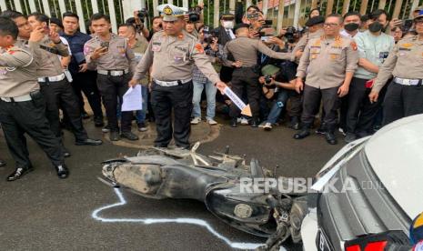 Jajaran Polda Metro Jaya menggelar rekonstruksi ulang kecelakaan yang menewaskan mahasiswa Universitas Indonesia (UI), M Hasya Atallah Syahputra telah selesai di gelar di Jalan Srengreng Sawah, Jagakarsa, Jakarta Selatan, Kamis (2/2). 