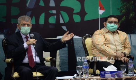 Duta Besar Palestina untuk Indonesia Zuhair Al Shun (kiri) bersama Ketua Badan Kerja Sama Antar Parlemen (BKSAP) DPR RI Fadli Zon (kanan) memberikan keterangan di Kompleks Parlemen, Senayan, Jakarta, Rabu (1/7). DPR RI menggalang dukungan anggota parlemen berbagai negara menentang Aneksasi Israel terhadap wilayah Palestina.Prayogi/Republika 