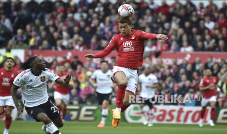 Brennan Johnson dari Nottingham Forest menyundul bola saat pertandingan sepak bola Liga Premier Inggris antara Nottingham Forest dan Manchester United di City ground di Nottingham, Inggris, Ahad, (6/4/2023).