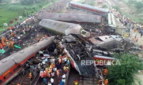 Foto selebaran yang disediakan oleh Pasukan Tanggap Bencana Nasional (NDRF) India dan diambil dengan drone menunjukkan lokasi kecelakaan kereta api di Odisha Balasore, India, 03 Juni 2023. Lebih dari 200 orang tewas dan lebih dari 900 lainnya terluka setelah tiga kereta bertabrakan satu setelah lainnya. Menurut pejabat kereta api Coromandel Express, yang beroperasi antara Kolkata dan Chennai, menabrak Howrah Superfast Express.