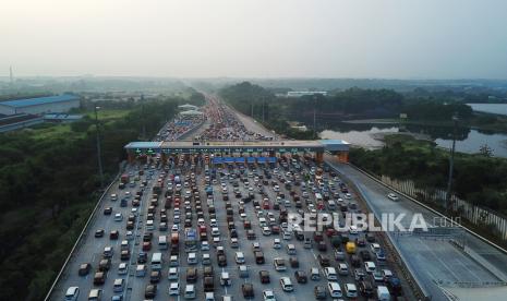 Ribuan kendaraan antre di Gerbang Tol (GT) Cikampek Utama, Karawang, Jawa Barat, Rabu (19/4/2023) pagi. Kepadatan kendaraan terjadi di GT Cikampek Utama beberapa hari jelang Hari Raya Idul Fitri 1444 H. Kebijakan manajemen lalu lintas satu arah hingga GT Kalikangkung juga masih diberlakukan hingga Rabu (19/4/2023) pagi ini.