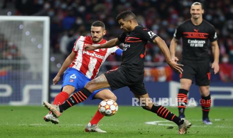 Gelandang AC Milan Junior Messias (tengah) menjadi pahlawan timnya saat menghadapi Atletico Madrid di Grup B Liga Champions, Kamis (25/11) dini hari WIB. Gol Messias membawa Milan mengalahkan Atletico 1-0.