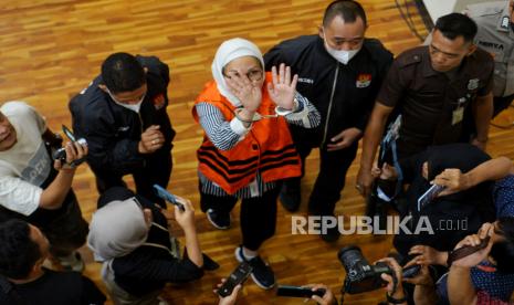 Tersangka Karen Agustiawan mengenakan rompi tahanan saat dihadirkan dalam konferensi pers pengumuman penahanan tersangka di Gedung Merah Putih KPK, Jakarta, Selasa (19/9/2023).