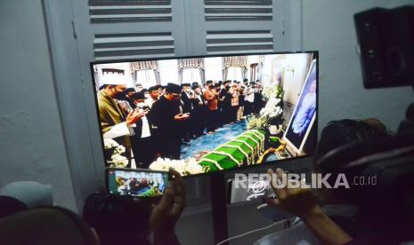 Gubernur Jawa Barat Ridwan Kamil memimpin shalat jenazah putra sulungnya Emmeril Kahn Mumtadz atau Eril di rumah dinas Gubernur Jawa Barat Gedung Pakuan, Kota Bandung, Ahad (12/6). Pemakaman Eril akan akan dilaksanakan Senin (13/6) pagi, di Cimaung, Kabupaten Bandung.