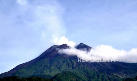 Gunung Merapi terlihat jelas dari kawasan wisata Kali Adem, Cangkringan, Sleman, Yogyakarta. Saat pagi pengunjung biasanya menikmati trekking di melihat Gunung Merapi saat pagi. Jika cerah Gunung Merapi akan terlihat sangat jelas dari spot Kali Adem. Ada juga menara pantau jika ingin melihat dari tempat yang tinggi.