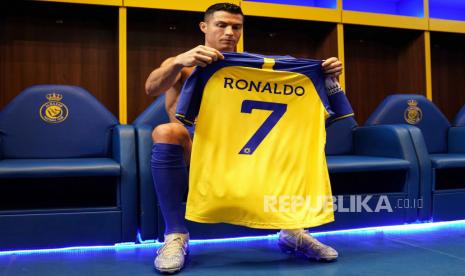 Foto selebaran yang disediakan oleh Saudi Al-Nassr Club pada Rabu (4/1/2023) menunjukkan penyerang baru Al-Nassr asal Portugal Cristiano Ronaldo memegang kausnya menjelang upacara perkenalan di Riyadh, Arab Saudi, 3 Januari 2023. Cristiano Ronaldo dipresentasikan di Stadion Mrsool pada Selasa (3/1/2023) malam WIB.setelah ia menandatangani kontrak untuk Al-Nassr FC hingga 2025.