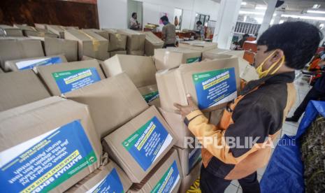 Petugas pos menata logistik bantuan sosial untuk warga yang terdampak perekonomiannya akibat COVID-19 di Kantor Pos, Cibinong, Bogor, Jawa Barat, Jumat (17/4/2020). Pemerintah Provinsi Jawa Barat menyalurkan bantuan sosial (bansos) senilai Rp500 ribu bagi warga yang berpenghasilan rendah dan termasuk miskin baru akibat pandemi COVID-19, khususnya di zona merah persebaran yaitu Bogor, Depok, dan Bekasi