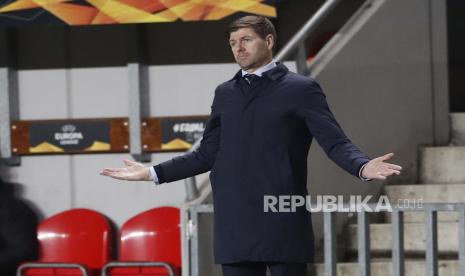 Manajer Rangers Steven Gerrard bereaksi selama pertandingan leg pertama babak 16 besar Liga Europa UEFA antara Slavia Praha dan Glasgow Rangers di stadion Eden di Praha, Republik Ceko, Kamis, 11 Maret 2021. 