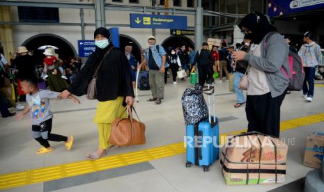 Sejumlah penumpang kereta api berjalan setibanya di Stasiun Pasar Senen, Jakarta, Kamis (27/4/2023). Cek Gapeka terbaru sebelum menggunakan KA.