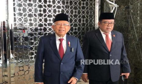 Wakil Presiden RI, KH Ma’ruf Amin (kiri) usai menghadiri ulang tahun ke lima Majelis Ukhuwah Insaniyah Persaudaraan Kemanusiaan di Abu Dhabi, Uni Emirat Arab, Ahad (4/2/2024).