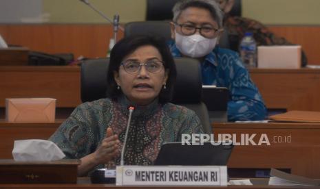 Menteri Keuangan Sri Mulyani mengikuti rapat kerja dengan Badan Anggaran (Banggar) DPR di Kompleks Parlemen, Senayan, Jakarta, Kamis (19/5/2022). Rapat kerja tersebut membahas perkembangan perekonomian dan geopolitik saat ini yang berdampak terhadap peningkatan harga minyak mentah dan gas dan pada akhirnya terhadap penyediaan energi. Prayogi/Republika