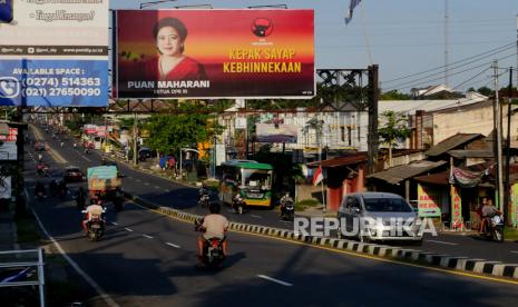 Baliho kepak sayap kebhinekaan Puan Maharani terpasang di Jalan Wates, Yogyakarta, Rabu (11/8). Beberapa baliho Puan Maharani di Yogyakarta terpasang di sudut Kota Yogyakarta.