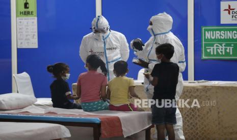 Dokter dan petugas kesehatan menghibur anak-anak di pusat perawatan Covid-19 yang dibangun di stadion tertutup di New Delhi, India. Kasus Covid-19 di India capai 3 juta kasus pada Ahad (23/8).