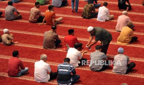 Gubernur Sumbar: Ormas Keagamaan Lebih Leluasa Satukan Umat. Pengurus masjid menyemprotkan hand sanitizer karya siswa Sekolah Menengah Analis Kimia (SMAK) Padang kepada jemaah di Masjid Raya Sumbar, di Padang, Jumat (20/3/2020). 