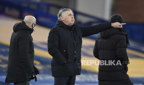 Manajer Everton Carlo Ancelotti selama pertandingan sepak bola Liga Premier Inggris antara Everton FC dan Manchester City di Liverpool, Inggris, 17 Februari 2021.