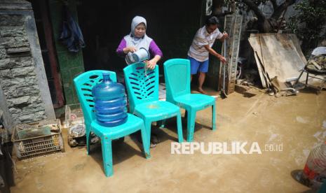 Warga membersihkan barang-barang dari lumpur sisa banjir di Perumahan Pondok Gede Permai, Bekasi, Jawa Barat, Rabu (5/3/2025). Banjir dikawasan tersebut sudah surut dan menyisakan lumpur berwarna kecoklatan di jalan dan rumah-rumah warga. Sebagian warga mulai membersihkan sisa-sisa lumpur di rumah mereka. Menurut petugaa banjir di kawasan Pondok Gede Permai mulai surut pada Rabu (5/3/2025) dini hari, pada pukul 01.00 WIB. Sebelumnya, banjir di titik ini jadi salah satu yang terparah dengan ketinggian air mencapai 3 meter.