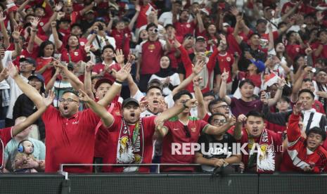 Suporter timnas Indonesia memberikan dukungan saat pertandingan kualifikasi Piala Dunia antara Indonesia melawan Australia di Stadion Sepak Bola Sydney, Australia, Kamis, (20/3/2025). Indonesia takluk dari The Socceroos dengan skor 1-5.