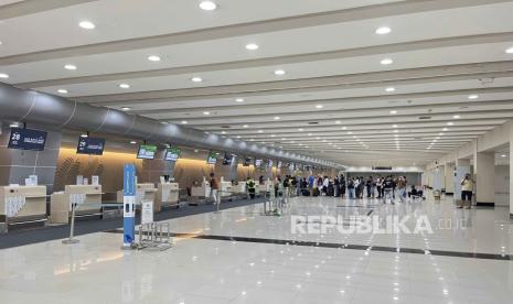  Bandara Sam Ratulangi di Manado, Sulawesi Utara, masih ditutup pada Jumat, 19 April 2024. Penerbangan terdampak abu vulkanik dari erupsi Gunung Ruang.