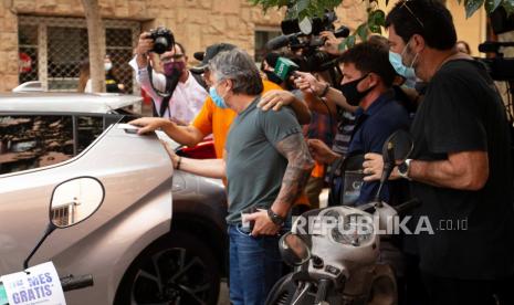  Jorge Horacio Messi (tengah), ayah dan perwakilan dari striker FC Barcelona, Lionel Messi, meninggalkan sebuah restoran di Barcelona, Spanyol, 2 September 2020. Jorge Messi tiba di Barcelona untuk bertemu dengan presiden FC Barcelona, Josep Maria Bartomeu untuk membicarakan masa depan putranya setelah Messi ingin untuk meninggalkan klub sepak bola La Liga Spanyol.