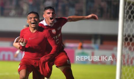 Gelandang serang Persis Solo, Ferdinand Sinaga melakukan selebrasi usai mencetak gol ke gawang Persik Kediri pada pertandingan terakhir BRI Liga 1 di Stadion Maguwoharjo, Sleman, Yogyakarta, Kamis (13/4/2023). Pada pertandingan ini Persis Solo berhasil menang dengan skor 1-0. Gol semata wayang dicetak oleh Ferdinand Sinaga l, dan mematahkan rekor sembilan kemenangan beruntun Persik Kediri.