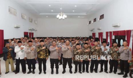 Rapat koordinasi optimalisasi sinergisitas Bhabinkamtibmas dan penyuluh agama dalam menjaga kamtibmas di Kabupaten Indramayu, yang digelar di Aula Atmani Wedhana Markas Polres Indramayu, Jawa Barat, Kamis (11/5/2023).