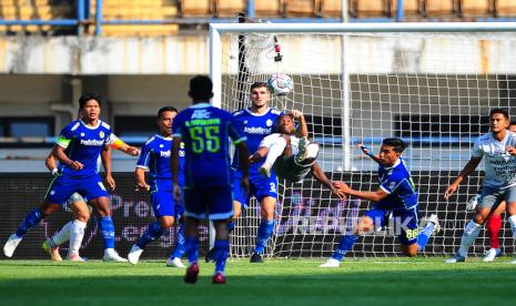 Striker Bali United Privat Mbarga melakukan tendangan salto ke gawang Persib Bandung pada laga Liga 1 antara Persib vs Bali United di Stadion GBLA, Bandung, Selasa (23/8/2022). Tim tamu unggul 3-2.