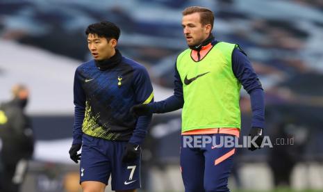 Son Heung-min (kiri) dan Harry Kane (kanan) dari Tottenham Hotspur melakukan pemanasan jelang pertandingan sepak bola Liga Primer Inggris. 