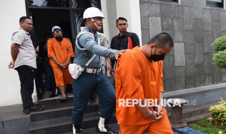 Dua dari tiga tersangka dibawa petugas menuju mobil tahanan usai dihadirkan dalam konferensi pers pelimpahan berkas perkara dan penyerahan tersangka pelaku penembakan pemilik rental mobil dari Puspomal kepada Otidur Militer II-07 Jakarta di Markas Puspomal, Jakarta, Rabu (15/1/2025). Pusat Polisi Militer TNI Angkatan Laut (Puspomal) melimpahkan berkas perkara penembakan yang menyebabkan kematian pemilik rental mobil di Rest Area Km 45 Tol Tangerang-Merak kepada Oditur Militer II-07 Jakarta untuk segera disidangkan, dengan ketiga tersangka yang merupakan anggota TNI AL yakni Sertu AA, Sertu RH, dan Kelasi Kepala (KLK) BA. 