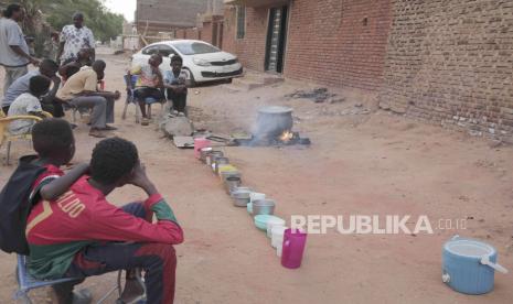 Orang-orang menyiapkan makanan di Khrtoum, Sudan, Jumat, 16 Juni 2023. Sudan telah dilanda kekacauan sejak pertengahan April karena pertikaian antara militer dan pasukan paramiliter.