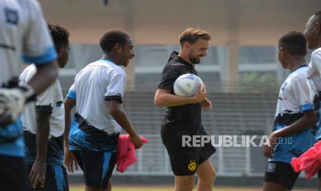 Legenda Borussia Dortmund Marcel Schmelzer memberikan bimbingan kepada siswa dari Papua Football Academy (PFA) saat coaching clinic di Stadion Madya, Senayan, Jakarta, Jumat (8/9/2023). 