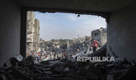   Palestinians search for bodies and survivors among the rubble of a residential building following an airstrike at the Maghazi refugee camp in the central Gaza Strip, 05 November 2023. More than 9,400 Palestinians and at least 1,400 Israelis have been killed, according to the IDF and the Palestinian health authority, since Hamas militants launched an attack against Israel from the Gaza Strip on 07 October, and the Israeli operations in Gaza and the West Bank which followed it.   