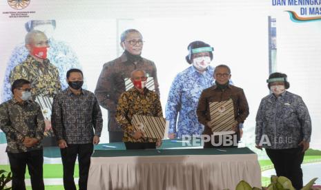 Menteri Lingkungan Hidup dan Kehutanan Republik Indonesia Siti Nurbaya Bakar (kanan), Wakil Menteri Lingkungan Hidup dan Kehutanan Republik Indonesia Alue Dohong (kiri), didampingi  Presiden Direktur PT Adaro Energy Tbk Garibadi Thohir (kedua kiri) menyaksikan  penandatangan  berita acara dan  serah terima hasil penanaman rehabilitasi DAS PT Adaro Indonesia  oleh  perwakilan direksi PT Adaro Indonesia Richard Tampi (tengah) kepada Dirjen PDASHL Hudoyo (kedua kanan) di Gedung Mnggala Wanabakti, Jakarta, Senin (7/9). PT Adaro Energy Tbk  menyerahkan hasil Rehab DAS melalui Kementerian Lingkungn Hidup dan Kehutanan sebagai upaya pemulihan lingkungan kawasan hutan dan peningktan ekonomi masyrakat di tengah pandemi COVID-19. Republika/Thoudy Badai