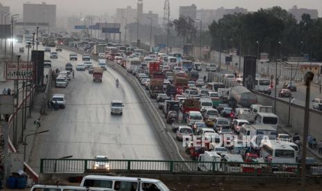 Kurangi Polusi Udara, Kairo Luncurkan Bus Listrik. Pandangan umum tentang jam-jam sibuk di jalan lingkar di Kairo, Mesir.