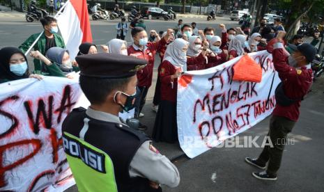 Puluhan mahasiswa dari Himpunan Mahasiswa Pendidikan Kewarganegaraan dan Hukum Universitas Pasundan (Unpas) menggelar aksi menolak PP No 57 Tahun 2021 di depan Gedung DPRD Jawa Barat, Jalan Diponegoro, Kota Bandung, Jumat (23/4). Aksi tersebut menuntut agar pemerintah merevisi PP No 57 Tahun 2021 yang telah menghilangkan Pancasila sebagai materi dan muatan wajib kurikulum dari jenjang pendidikan dasar, pendidikan menengah dan pendidikan tinggi.