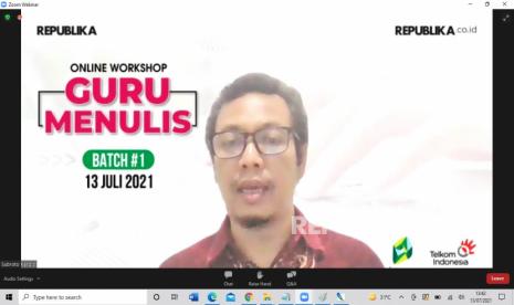 Redaktur Pelaksana Republika Subroto Kardjo memberikan materi ketika menjadi narasumber dalam kegiatan online workshop guru menulis, (ilustrasi).