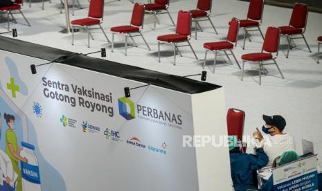 Karyawan mengikuti vaksinasi massal di Sentra Vaksinasi Gotong Royong Perbanas di Lapangan Tenis Indoor Senayan, Jakarta, Sabtu (19/6). Pemerintah berencana memperluas Vaksinasi Gotong Royong menjadi untuk individu dengan cara berbayar pula.