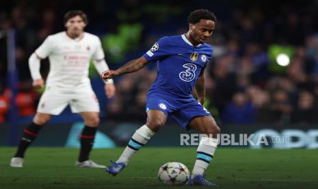  Pemain Chelsea Raheem Sterling (kanan) belum bisa memperkuat timnya saat menghadapi Borussia Dortmund pada leg pertama babak 16 besar Liga Champions, Kamis (16/2/2023) dini hari WIB.