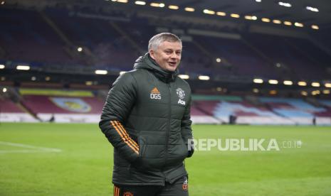 Manajer Manchester United Ole Gunnar Solskjaer berjalan ke lapangan sebelum pertandingan sepak bola Liga Premier Inggris antara Burnley dan Manchester United di Burnley, Inggris, Selasa, 12 Januari 2021.