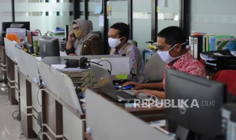 Sejumlah Aparatur Sipil Negara (ASN) beraktivitas di kantor. Ilustrasi