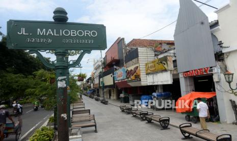 Pengunjung Malioboro Anjlok. Jalur pedestrian lengang di Kawasan Malioboro, Yogyakarta, Rabu (18/3). Pengunjung di ikon wisata Yogyakarta anjlok pascapenguman penyebaran virus corona di Indonesia. Imbasnya beberapa pedagang memilih libur, selain sepi juga untuk menjaga dari virus covid 19. Wihdan/ Republika