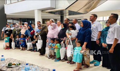 Pemkot Bogor bekerja sama dengan Boxies 123 Mall memberikan bantuan makanan tambahan untuk anak stunting di Kelurahan Tajur, Kecamatan Bogor Timur, Kota Bogor, Rabu (8/3/2023). 