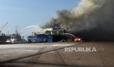 Sejumlah petugas pemadam kebakaran menyemprotkan air untuk memadamkan kobaran api yang membakar kapal Ferry KMP Mutiara Berkah I yang terbakar saat akan sandar di Pelabuhan Indah Kiat, Merak, Banten, Rabu (6/9/2023). Menurut Dan Lanal Banten Kol Laut (P) Dedi Komarudin berdasarkan data sementara kebaran pada kapal roro yang mengangkut 155 penumpang tersebut bermula dari percikan api pada truk yang mengangkut sepeda motor kemudian menjalar ke sekelilingnya dan tidak ada korban jiwa dalam insiden tersebut. 