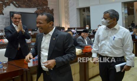 Menteri Investasi/Kepala BKPM Bahlil Lahadalia bersiap mengikuti rapat kerja dengan Komisi XI DPR di Kompleks Parlemen Senayan, Jakarta, Kamis (8/12/2022). Rapat kerja tersebut membahas mengenai naskah Rancangan Undang-Undang tentang Pengembangan dan Penguatan Sektor Keuangan (RUU PPSK). Republika/Prayogi