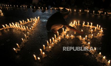 Penggemar grup musik BTS, ARMY Indonesia, telah mulai bergerak memberikan bantuan kepada sejumlah korban tragedi Kanjuruhan. (ilustrasi).