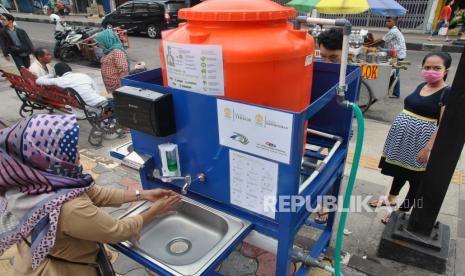 Warga memanfaatkan fasilitas tempat cuci tangan atau wastafel portabel di jalan Bata, Kelurahan Babakan Pasar, Kota Bogor, Jawa Barat, Jumat (27/3/2020). Pemerintah Kota Bogor menerima bantuan berupa tempat cuci tangan portable dari Ikatan Alumni Teknik dan Alumni Ekonomi UI tersebut selain sebagai upaya meningkatkan perilaku hidup bersih dan sehat (PHBS) juga mencegah penyebaran pandemi virus Corona (COVID-19)